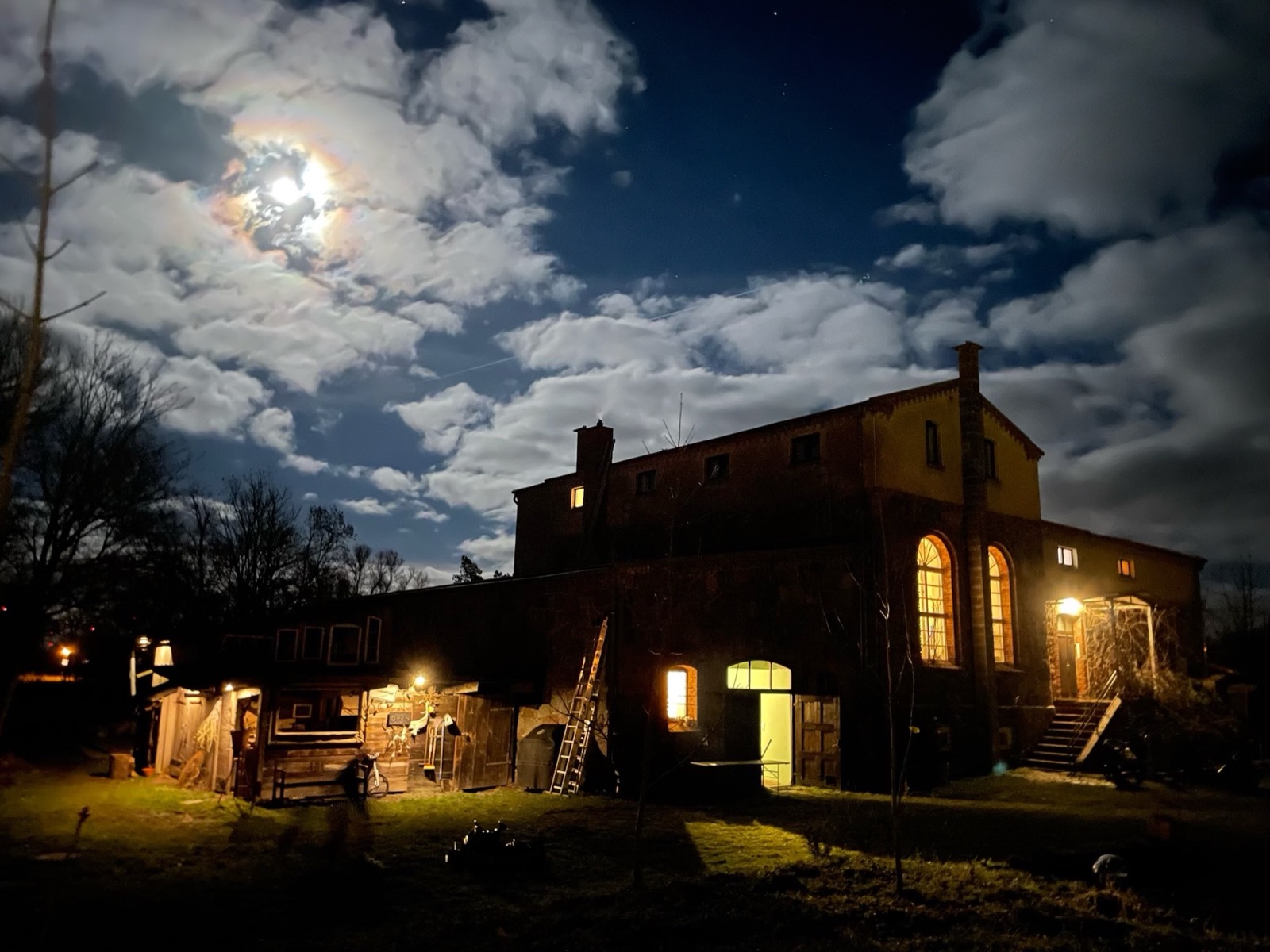 Die beleuchtete Villa am Abend